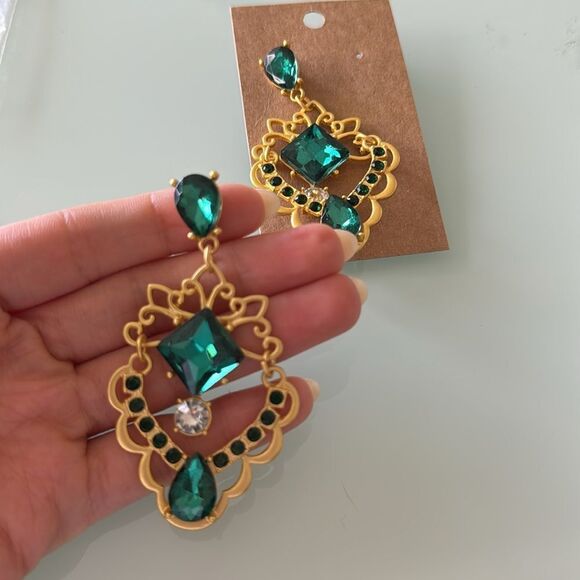 Vintage style Green Drop Earrings A1144 - Picture 2 of 2